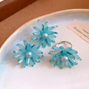 Set di gioielli eleganti fatti a mano con fiori in vetro blu e perle, orecchini e anello