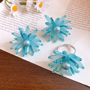 Set di orecchini e anello con petali di vetro blu mare e perle da donna