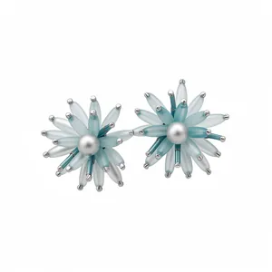 Eleganti orecchini a fiore stella blu mare con petali in vetro smerigliato e perle