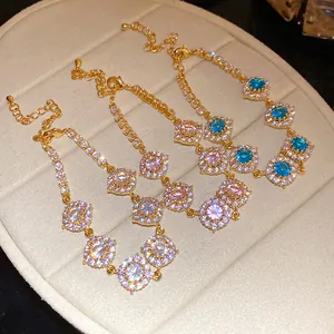 Vue détaillée de trois bracelets fleurs en zircon multicolore sur un plateau