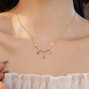 Exquisite 18k vergoldete Blumenhalskette mit violetten Zirkon-Wassertropfen-Anhängern