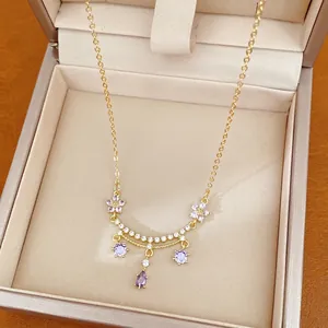Elegante 18 Karat vergoldete Halskette mit lila Blumen- und Tropfen-Zirkonia-Anhängern