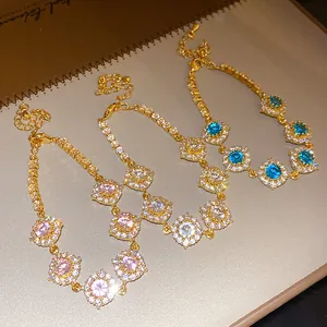 Détail de trois bracelets fleurs en zircon multicolore plaqués or avec cristaux brillants.