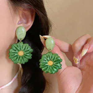 Orecchini minimalisti a fiore in resina verde in stile foresta con centro dorato