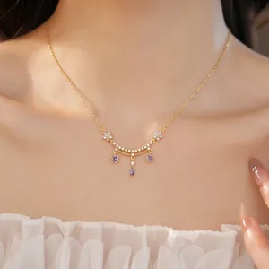 Elegante 18 Karat vergoldete Halskette mit lila Zirkonia-Blumen und Tropfenanhängern