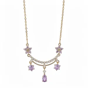 Elegante Halskette mit 18k Vergoldung, Zirkonia-Blumen und lavendelfarbenen Tropfen