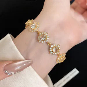 Vue détaillée d'un élégant bracelet fleur en or avec des zircons sur un poignet