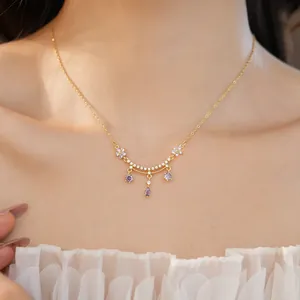 Nahaufnahme der 18 Karat vergoldeten Halskette mit lila Zirkonia Blumen und Wassertropfen