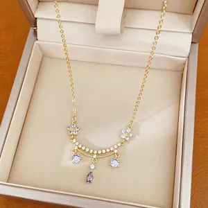 Detailansicht der 18 Karat vergoldeten Halskette mit violetten Zirkonia-Anhängern