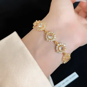 Détail d'un bracelet de luxe en or orné de fleurs de zircons élégantes et brillantes