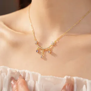 Nahaufnahme einer 18 Karat vergoldeten Halskette mit lila Blumen und Zirkonia-Anhängern