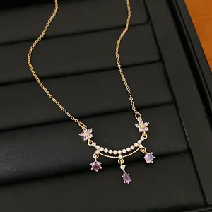 Detailansicht der 18 Karat vergoldeten Halskette mit lila Zirkon-Blumen und Tropfen
