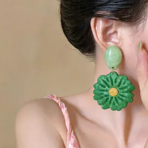 Vista dettagliata degli orecchini a fiore in resina verde con design a margherita