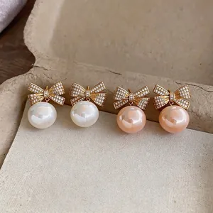 Französische Retro-Schleifenperlen-Ohrstecker mit funkelnden Zirkonen in Weiß und Pink
