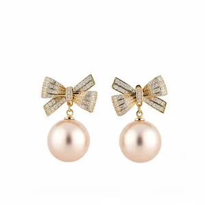 Elegante goldene Schleifenohrringe mit Zirkoniasteinen und großen Perlenanhängern
