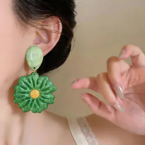 Orecchini a fiore in resina verde con ago in argento stile Mori vista dettagliata