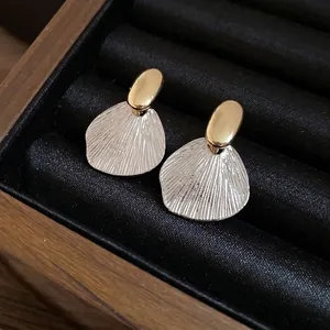 Élégantes boucles d'oreilles vintage en éventail avec texture métallique or et argent