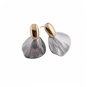 Boucles d'oreilles pendantes feuilles bicolores avec design plissé