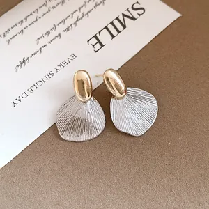Gros plan détaillé montrant la texture délicate des boucles d'oreilles pendantes en argent