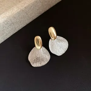 Vue détaillée de boucles d'oreilles pendantes élégantes en forme de feuille texturée