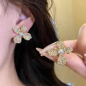 Vintage Flower Stud Earrings for Women Zirconia Artificial Pearl Inlaid Copper Gold Earrings Silver Earring Post Jewelry