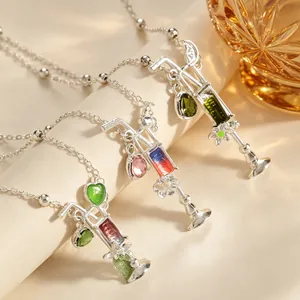 Primer plano de lindos collares con colgante de cóctel y detalles de piedras coloridas