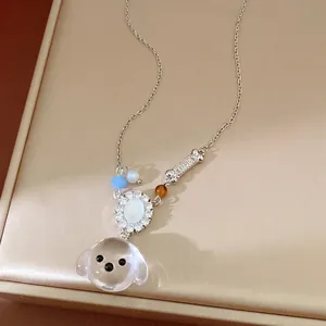 Squisita collana con ciondolo testa di cane in resina e zirconia con piccolo osso