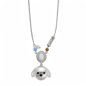 Bella collana color argento con ciondolo a testa di cane e pietre in zirconia.