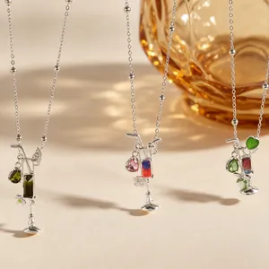 Detalle de collares con colgante de cóctel colorido con acabado de plata brillante