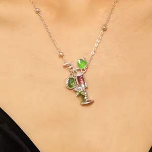 Detalle de un collar de copa de cóctel con gemas coloridas en una fina cadena de plata.