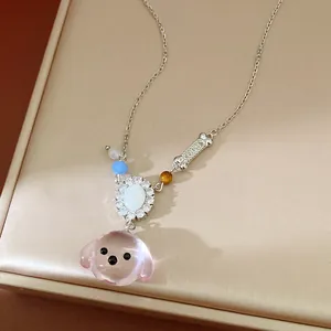 Dettaglio ravvicinato della collana con pendente cane in resina rosa e zirconi fini