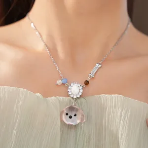 Dettaglio della collana con cane in resina rosa e centro decorato con zirconi