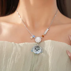 Collana con testa di cane in resina con pietra ovale in zircone e dettaglio osso