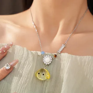 Collana con ciondolo a testa di cane in resina con zirconi e dettaglio osso fortunato