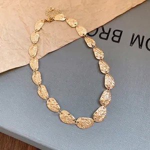 Elegante collar de metal dorado martillado con placas ovales para mujeres