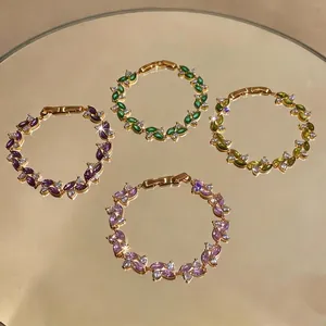 Eleganti bracciali placcati oro con zirconi marquise colorati su superficie specchio