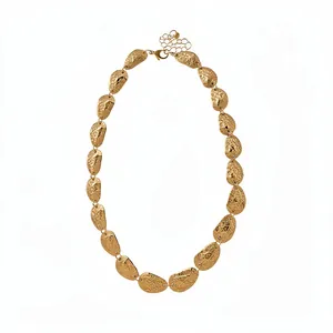 Elegante collar de placas ovales martilladas doradas con textura rugosa para mujer.
