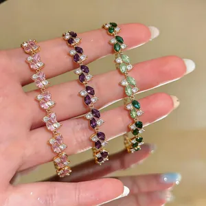 Eleganti bracciali in zircone placcati oro con cristalli geometrici in tre colori.