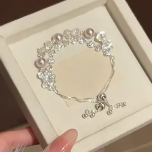 Detailopname van elegante zirkoon boogparelarmband met een verstelbaar trekkettingontwerp