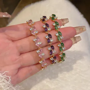 Eleganti bracciali placcati oro con zirconi marquise in rosa, viola e verde.