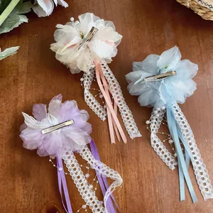 Detailansicht von Spitzenblumen-Haarspangen mit der Clip-Struktur auf der Rückseite.