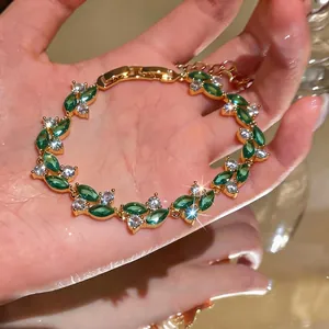 Vista dettagliata di un elegante bracciale placcato oro con zirconi verdi taglio marquise