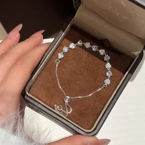 Gedetailleerde opname van een elegante hartvormige zirkoon armband in een juwelendoos