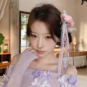 Eleganter handgefertigter Blumen-Haarclip mit rosa Rose und langen Spitzenschleifen.