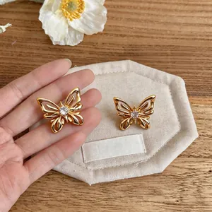 Orecchini a lobo farfalla dorati con zircone centrale, design traforato raffinato.