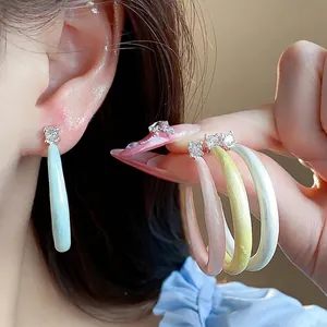 Elegantes pendientes de aro de esmalte en forma de C con circonitas en colores pastel