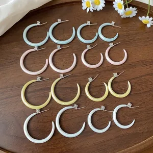 Pendientes de aro esmaltados en forma de C con circonitas estilo colores pastel