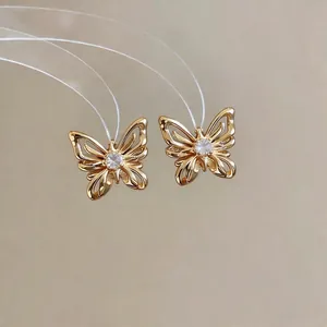 Eleganti orecchini a lobo a farfalla dorati con zircone e design traforato