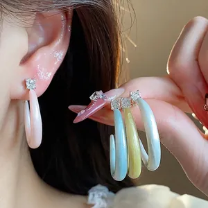 Elegantes pendientes de aro en C de circón y aceite en varios colores pastel