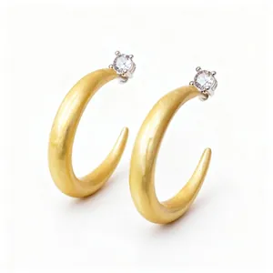 Pendientes de botón minimalistas dorados en forma de C con circonitas redondas para mujer